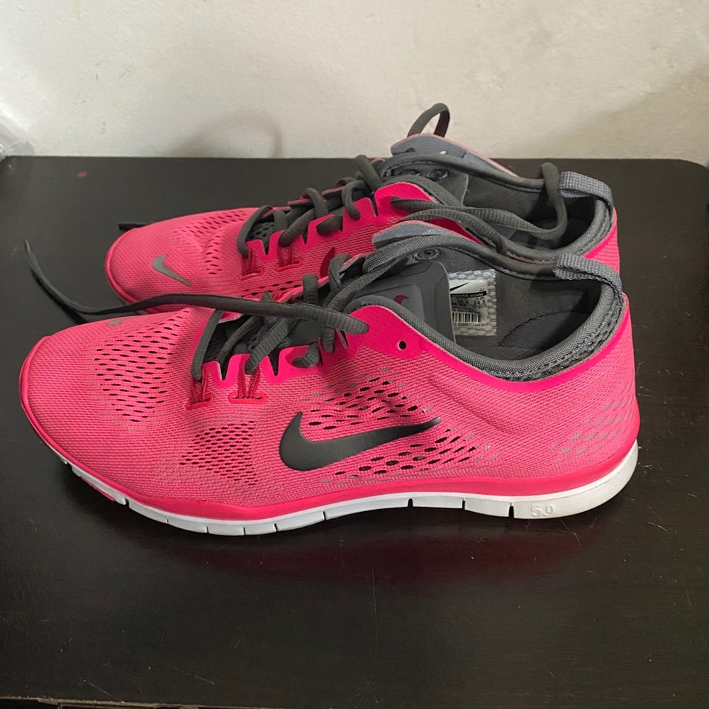 Women’s 7.5 Nike FREE 5.0 pink/grey